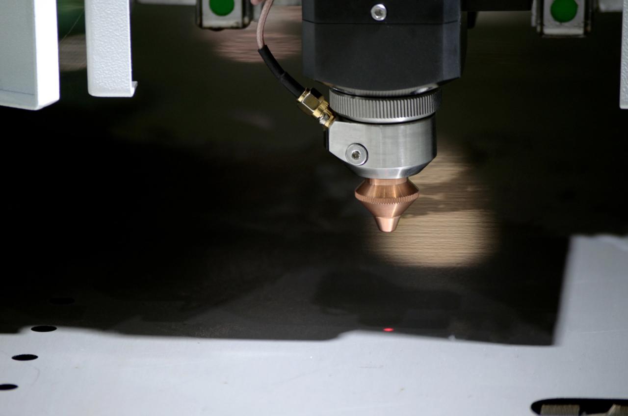 1500*3000mm 500w Racuys Or Ipg Fiber Laser Cutting Machine 1500*3000mm 500w Racuys ou máquina de corte a laser de fibra ipg