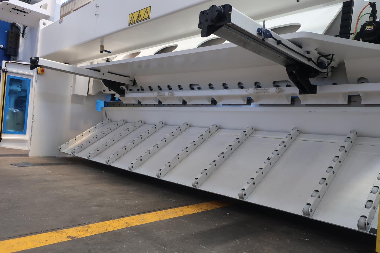 Máquina guilhotina hidráulica 16mm para corte de chapas metálicas 6 metros