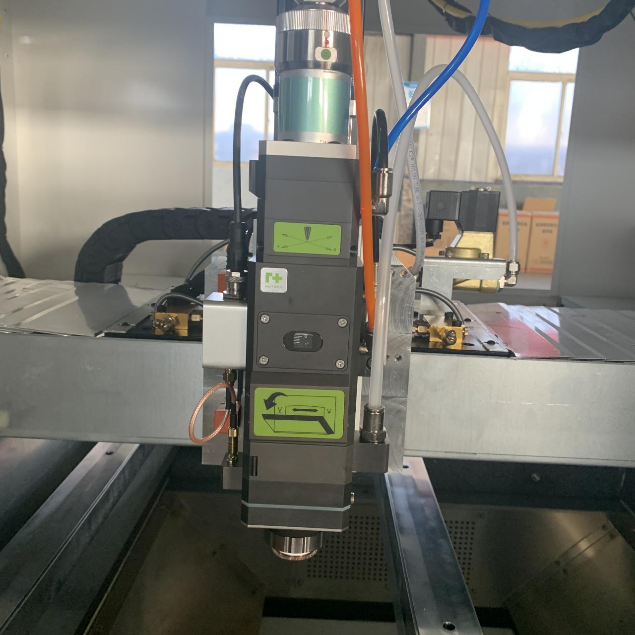 1kw 2kw Good Price Fiber Laser Cutting Machine For Sheet Metal Máquina de corte a laser de fibra de 1kw 2kw bom preço para chapas metálicas