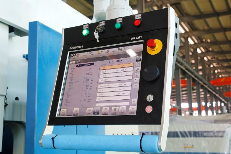 4 Axis Cnc Tandem Press Brake With Delem Da58t 2d Graphical Controller Prensa Prensa Cnc Tandem de 4 Eixos com Controlador Gráfico Delem Da58t 2D