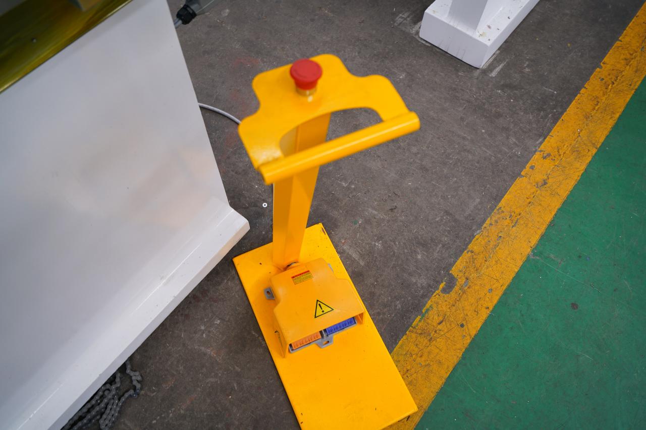 4 Axis Cnc Tandem Press Brake With Delem Da58t 2d Graphical Controller Prensa Prensa Cnc Tandem de 4 Eixos com Controlador Gráfico Delem Da58t 2D