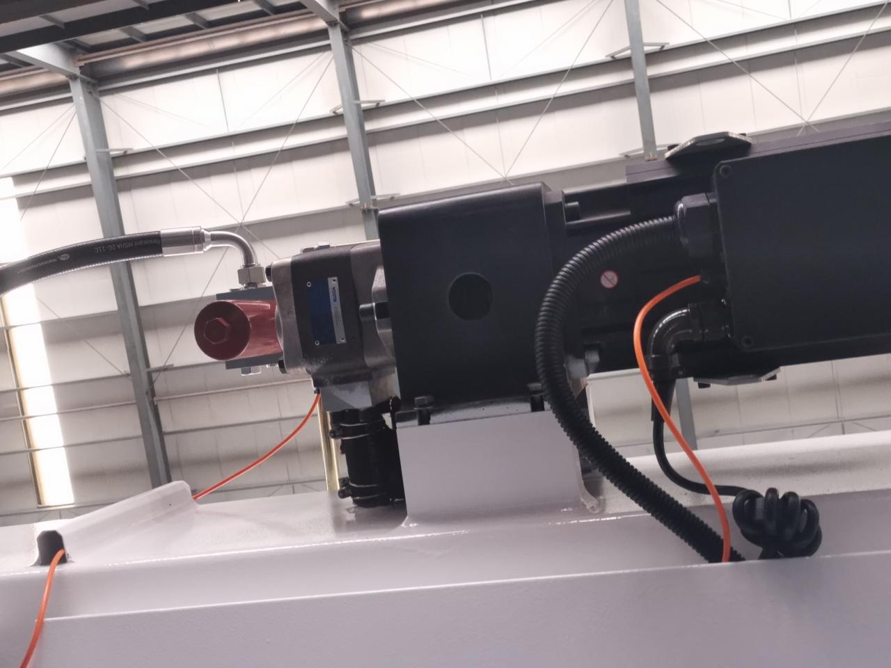 4 Axis Cnc Tandem Press Brake With Delem Da58t 2d Graphical Controller Prensa Prensa Cnc Tandem de 4 Eixos com Controlador Gráfico Delem Da58t 2D