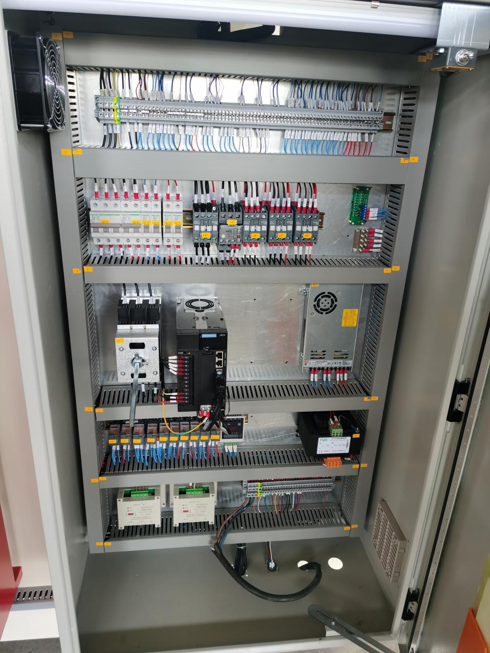 China Metal Hydraulic Press Brake Machine With Reasonable Price Máquina de freio de prensa hidráulica de metal da china com preço razoável