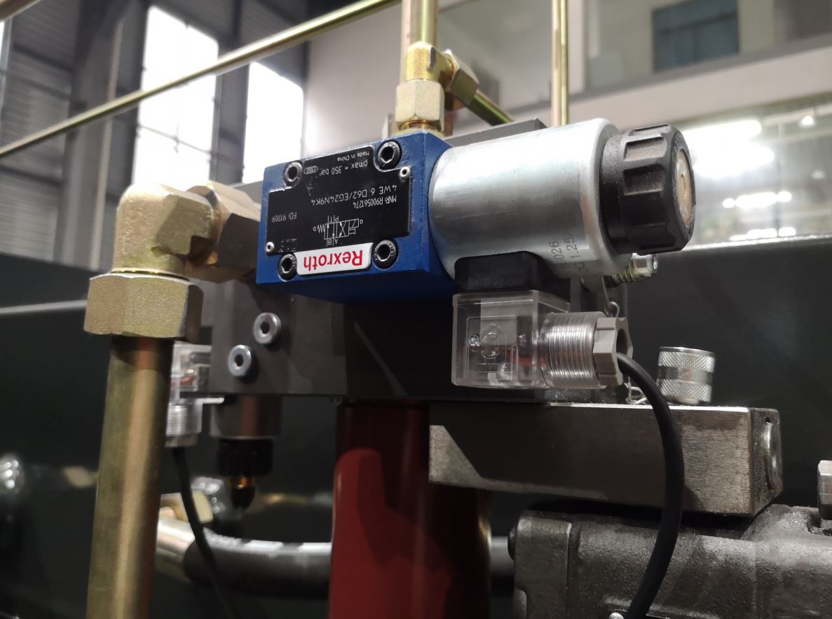 Delem Da66t 125 3+1 4+1 6+1 8+1 Cnc Hydraulic Press Brake For Metal Plate Bending Delem Da66t 125 3+1 4+1 6+1 8+1 Cnc Prensa hidráulica para dobra de chapas metálicas