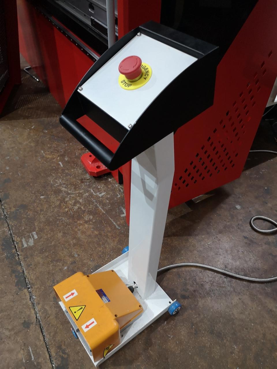 Delem Da66t 125 3+1 4+1 6+1 8+1 Cnc Hydraulic Press Brake For Metal Plate Bending Delem Da66t 125 3+1 4+1 6+1 8+1 Cnc Prensa hidráulica para dobra de chapas metálicas