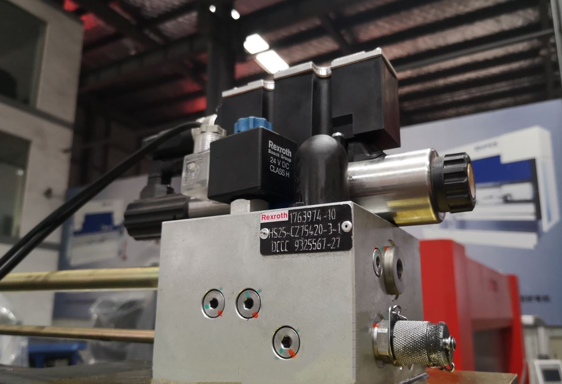 Delem Da66t 125 3+1 4+1 6+1 8+1 Cnc Hydraulic Press Brake For Metal Plate Bending Delem Da66t 125 3+1 4+1 6+1 8+1 Cnc Prensa hidráulica para dobra de chapas metálicas