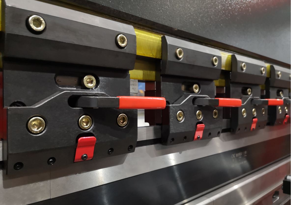 Delem Da66t 125 3+1 4+1 6+1 8+1 Cnc Hydraulic Press Brake For Metal Plate Bending Delem Da66t 125 3+1 4+1 6+1 8+1 Cnc Prensa hidráulica para dobra de chapas metálicas