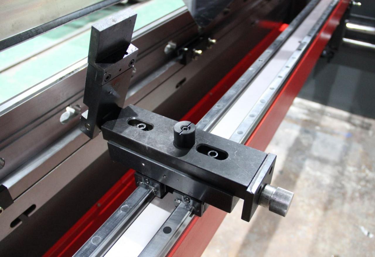 Delem Da66t 125 3+1 4+1 6+1 8+1 Cnc Hydraulic Press Brake For Metal Plate Bending Delem Da66t 125 3+1 4+1 6+1 8+1 Cnc Prensa hidráulica para dobra de chapas metálicas