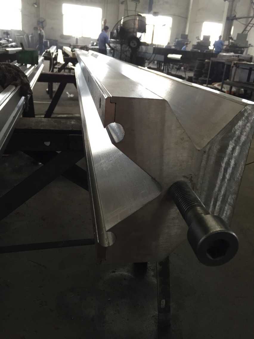 Full Automatic High Power Sheet Bending Machine And Cnc Press Brake Machine Máquina de dobra automática de folha de alta potência completa e máquina de freio de prensa CNC