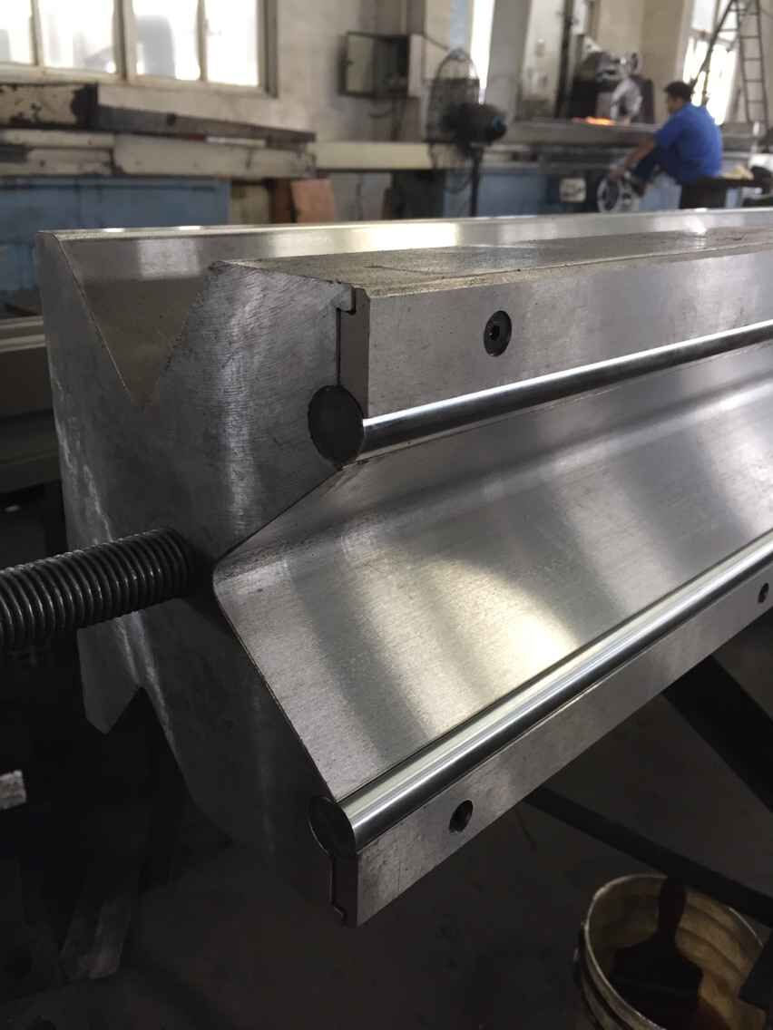 Full Automatic High Power Sheet Bending Machine And Cnc Press Brake Machine Máquina de dobra automática de folha de alta potência completa e máquina de freio de prensa CNC