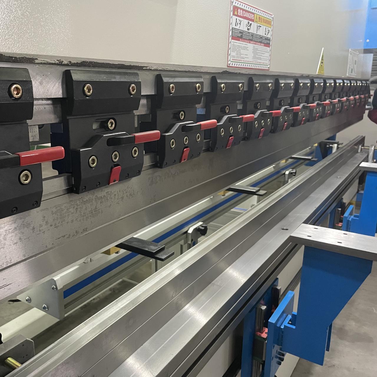 High Quality 3m Press Brake Machine Hydraulic 100 Ton For Sheet Metal Bending Máquina de freio de prensa de alta qualidade 3m hidráulica 100 ton para dobra de chapas metálicas