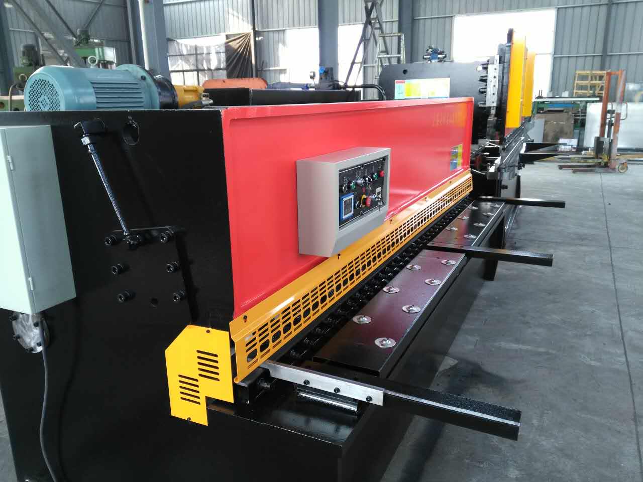 Hydraulic Swing Beam Guillotine Shears Qc12y-4x2500 Tesouras de guilhotina de viga giratória hidráulica Qc12y-4x2500