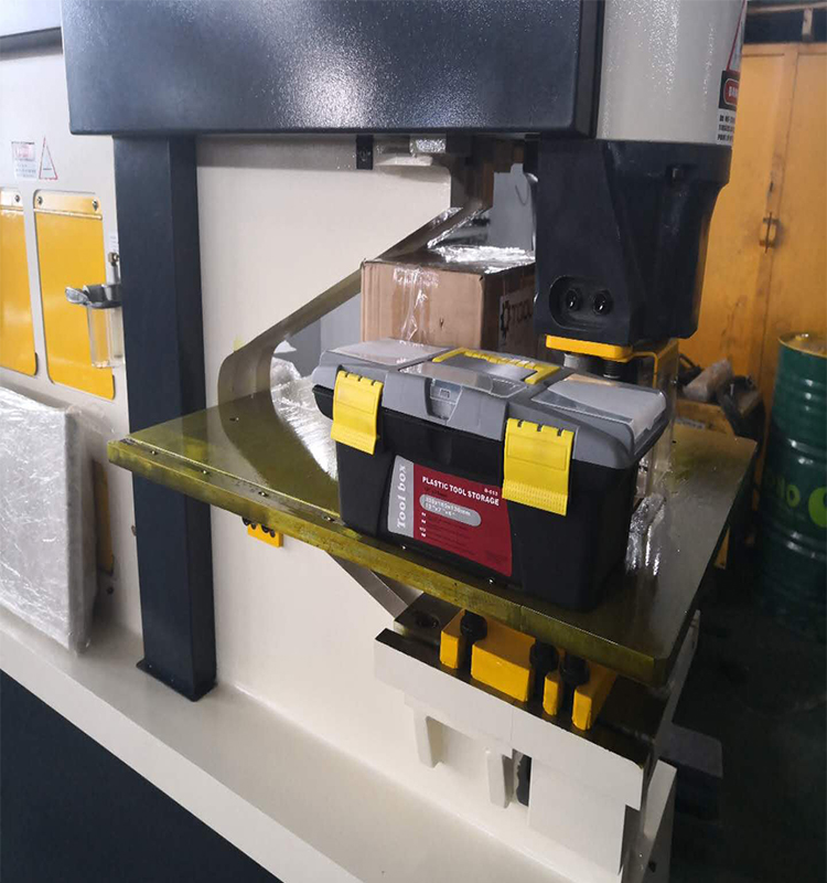 Metal Cutting Hydraulic Steelworkers Machine For Punching Cropping Notching Cutting Máquina Hidráulica de Metalurgia de Corte de Metal para Corte de Perfuração Corte Entalhe