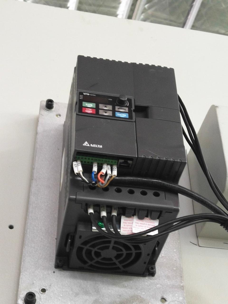 Prensa puncionadeira de alto desempenho com embreagem de fricção pneumática