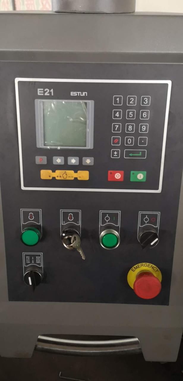 Serra de mesa deslizante de chapa hidráulica Qc12y 6x3200 guilhotina máquina de corte